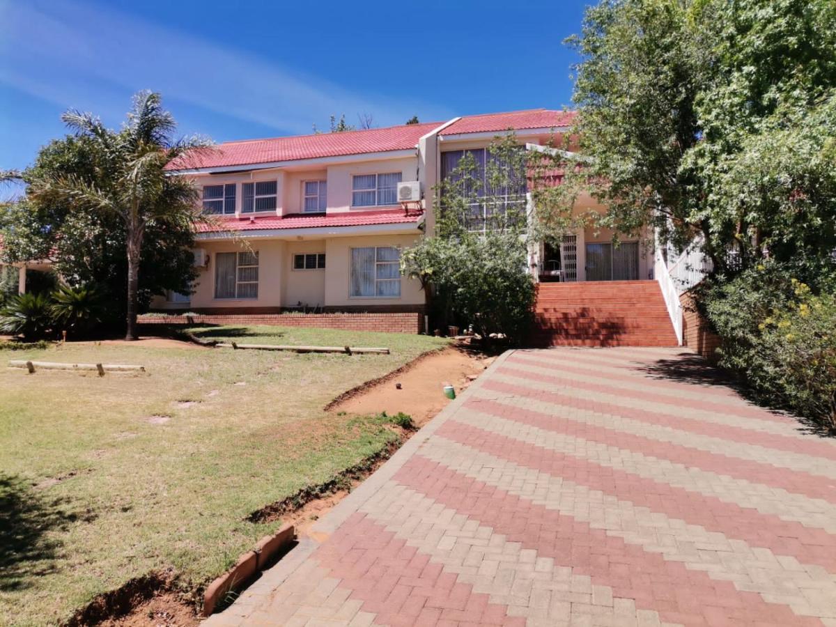 Pentagon Guesthouse Bloemfontein Exterior photo